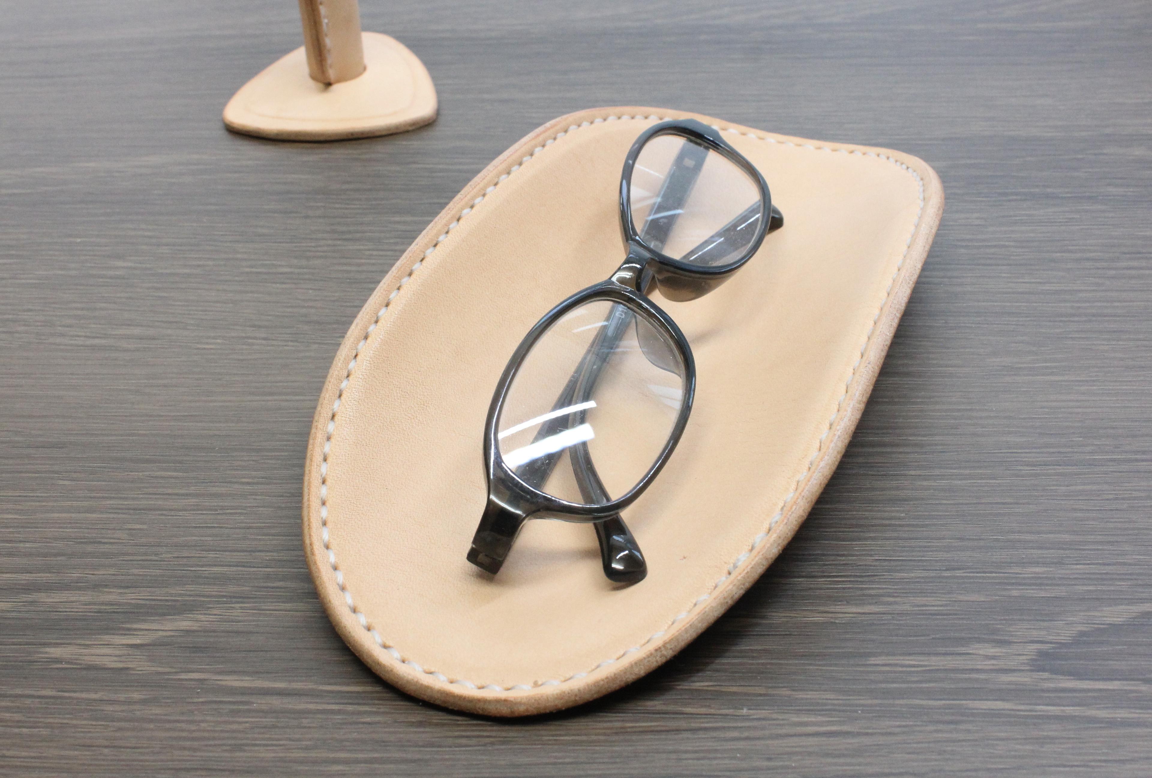 【昭南サドルレザー使用】 ペントレイ(メガネ置き)1枚目の画像